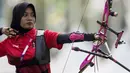 Pemanah putri Indonesia, Choirunisa Diananda, saat berlaga pada nomor recurve women individual Asian Games di Lapangan Panahan, Senayan, Jakarta, Selasa (28/8/2018). Choirunisa Diananda mendapat medali perak. (Bola.com/Vitalis Yogi Trisna)