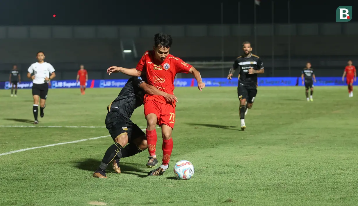 <p>Pemain Persija Jakarta, Witan Sulaeman (kanan) ditempel ketat pemain Dewa United, Henhen Herdiana pada laga pekan ke-10 BRI Liga 1 2023/2024 di Stadion Indomilk Arena, Tangerang, Jumat (25/8/2023). (Bola.com/M Iqbal Ichsan)</p>