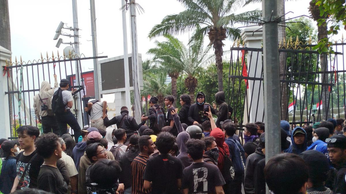 Momen Ratusan Pelajar Putih Abu-Abu Ikut Gabung Demo Tolak Revisi Undang-Undang Pilkada di DPR Berita Viral Hari Ini Jumat 13 September 2024