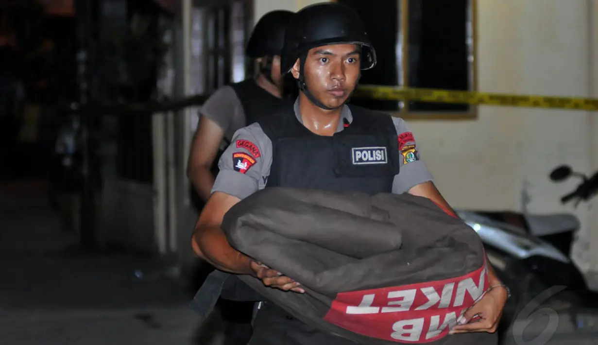Polisi mengamankan paket berbentuk pipa paralon berbungkus kabel di kawasan Cipinang, Jakarta, (9/10/14). (Liputan6.com/Johan Tallo)