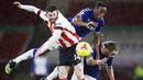 Pemain Everton, Tom Davies dan Yerry Mina, duel udara dengan pemain Sheffield United, Oliver Burke, pada laga Liga Inggris di Stadion Bramall Lane, Sabtu (26/12/2020). Everton menang dengan skor 1-0. (Nick Potts/Pool via AP)