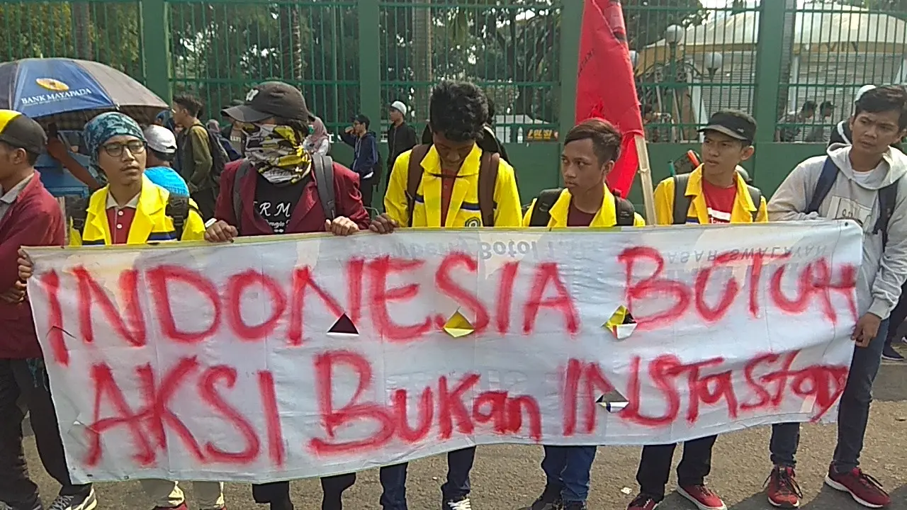 Mahasiswa menolak RUU KUHP di depan Gedung DPR, Senin (23/9/2019). (Merdeka.com/Nur Habibie)