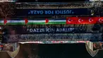 Foto udara menunjukkan ribuan orang yang berdemonstrasi menunjukkan solidaritas mereka dengan rakyat Palestina di tengah perang yang sedang berlangsung antara Israel dan kelompok Hamas di wilayah Gaza, di Jembatan Galata, Istanbul, Turki pada 1 Januari 2026. Ratusan ribu orang berkumpul di Jembatan Galata, Istanbul, Turki, melakukan aksi solidaritas besar-besaran bagi rakyat Palestina di Gaza. (Yasin AKGUL/AFP)