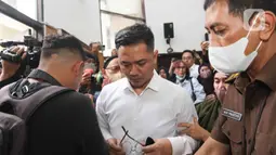 Terdakwa kasus dugaan perintangan penyidikan pada kasus pembunuhan Brigadir Yosua, Irfan Widyanto usai menjalani sidang putusan di Pengadilan Negeri Jakarta Selatan, Jumat (24/2/2023).  Polisi yang berpangkat AKP ini disebut majelis hakim menuruti perintah Ferdy Sambo yang saat itu menjabat Kadiv Propam Polri untuk menutupi penyebab kematian Brigadir J. (Liputan6.com/Herman Zakharia)