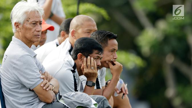 Pelatih Indonesia U-22, Indra Sjafri mengamati anak asuhnya saat latihan di Lapangan ABC, Senayan, Jakarta, Sabtu (12/1). Pada hari keenam pemusatan latihan, Indra Sjafri menggelar game internal untuk menyaring para pemain. (Bola.com/M Iqbal Ichsan)