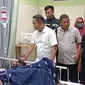 Wakil Bupati Sigi, Samuel Pongi saat menjenguk Jerni, korban penembakan oknum TNI AU yang dirawat di RS Samaritan Palu, Kamis malam (11/7/2024). (Foto: Heri Susanto/Liputan6.com)