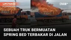 Sebuah truk fuso yang mengangkut muatan spring bed dan dua forklift terbakar