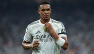 Bek Real Madrid asal Inggris #12, Trent Alexander-Arnold, terlihat dalam pertandingan sepak bola Liga Spanyol antara Real Madrid CF dan CA Osasuna di Stadion Santiago Bernabeu, Madrid, pada Rabu (20-8-2025) dini hari WIB. (Thomas COEX/AFP)