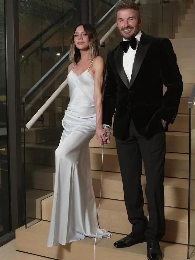 Victoria Beckham Tampil Elegan dalam Gaun Putih bak Pengantin di Pra-Pesta Ulang Tahun ke-50 David Beckham