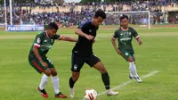 Pergerakan striker PSIS, Hari Nur Yulianto (tengah) dibayangi dua pemain Persik dalam uji coba di Stadion Kebondalem, Kendal (9/2/2020). (Bola.com/Vincentius Atmaja)
