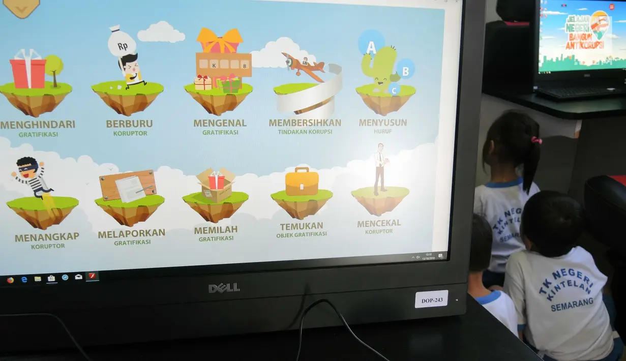 Anak-anak TK saat menaiki Bus KPK di Balai Kota Semarang, Jawa Tengah, Sabtu (13/10). KPK juga mengajak anak-anak nonton bareng film Si Kumbi Anak Jujur dan Sahabat Pemberani. (Liputan6.com/Gholib)
