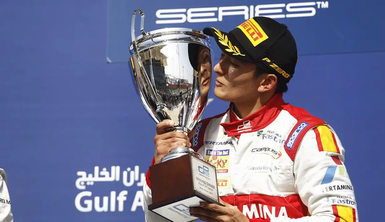 1.	Rio Haryanto mencium trofi kemenangannya di Race 2 (Sprint Race) balap GP2 seri Bahrain di Sirkuit Internasional Sakhir, Bahrain. Minggu (19/4). (photo by gp2series)