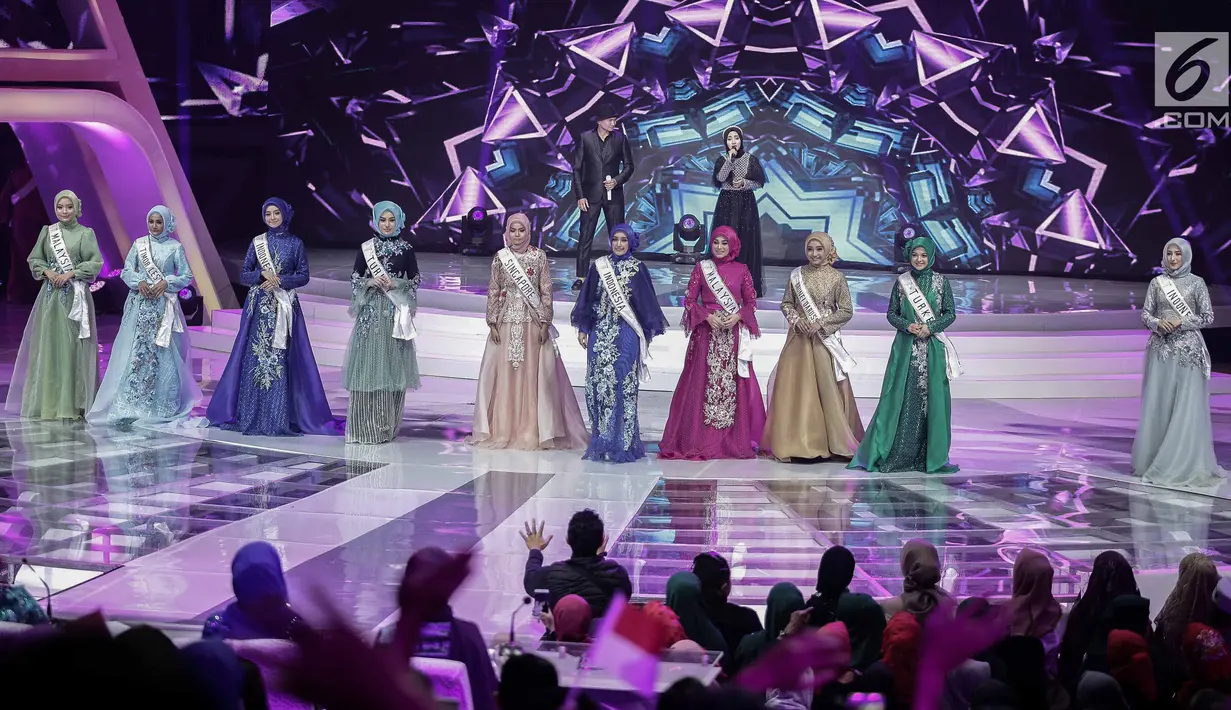 Top 10 finalis yang lolos dalam malam puncak Puteri Muslimah Asia 2018 di Jakarta, Senin (7/5). Peserta yang lolos berasal dari Indonesia, Malaysia, Brunei Darussalam, Turki, Timor Leste, dan Singapura. (Liputan6.com/Faizal Fanani)