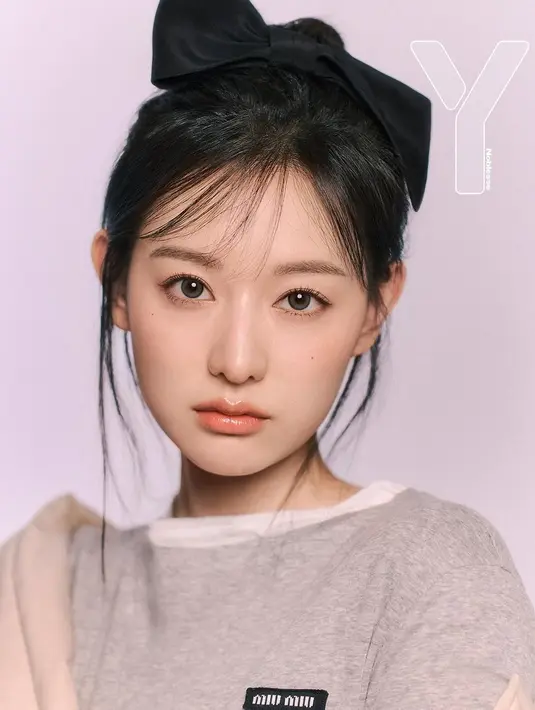 Wajah Kim Ji Won terlihat seperti remaja dengan pulasan maskara dan glossy lips [@geewoni]