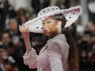 Model Kanada, Winnie Harlow berpose di hadapan fotografer setibanya pada pemutaran perdana film 'The Apprentice' di Festival Film Cannes ke-77, Prancis selatan, Senin (20/5/2024). (Photo by Scott A Garfitt/Invision/AP)