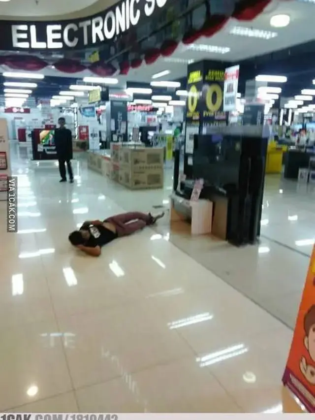 Makin Ramai Jelang Lebaran, Ini 7 Potret Kelakuan Nyeleneh Orang Waktu di Mall