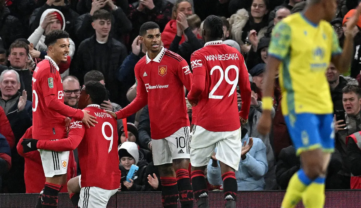 Pemain Manchester United, Anthony Martial melakukan selebrasi bersama rekannya setelah mencetak gol pertama timnya ke gawang Nottingham Forest pada laga leg kedua Semifinal Carabao Cup 2022/2023 di Old Trafford, Manchester, Kamis (02/02/2023) WIB. Gol Martial terjadi pada menit ke-73 melalui assist Marcus Rashford. (AFP/Paul Ellis)
