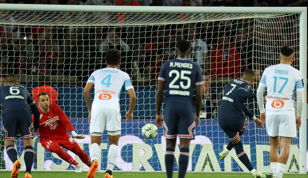 PSG akhirnya unggul 2-1 melalui eksekusi penalti Kylian Mbappe. Penalti terjadi usai bek Marseille, Valentin Rongier dinyatakan handball di dalam kotak penalti usai wasit meninjau VAR. (AFP/Thomas Coex)