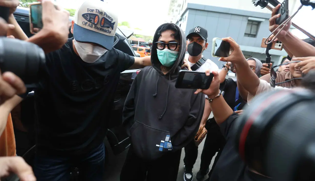 Musisi sekaligus aktor, Onadio Leonardo atau akrab disapa Onad, saat tiba di Polres Jakarta Barat pada Senin (3/11/2025). Hari ini, Senin 3 November 2025, Onadio Leonardo atau akrab disapa Onad menjalani asesmen di Badan Narkotika Nasional Provinsi (BNNP) DKI Jakarta di Jalan Tanah Abang II, Cideng, Jakarta Pusat. (Kapanlagi.com/Budy Santoso)