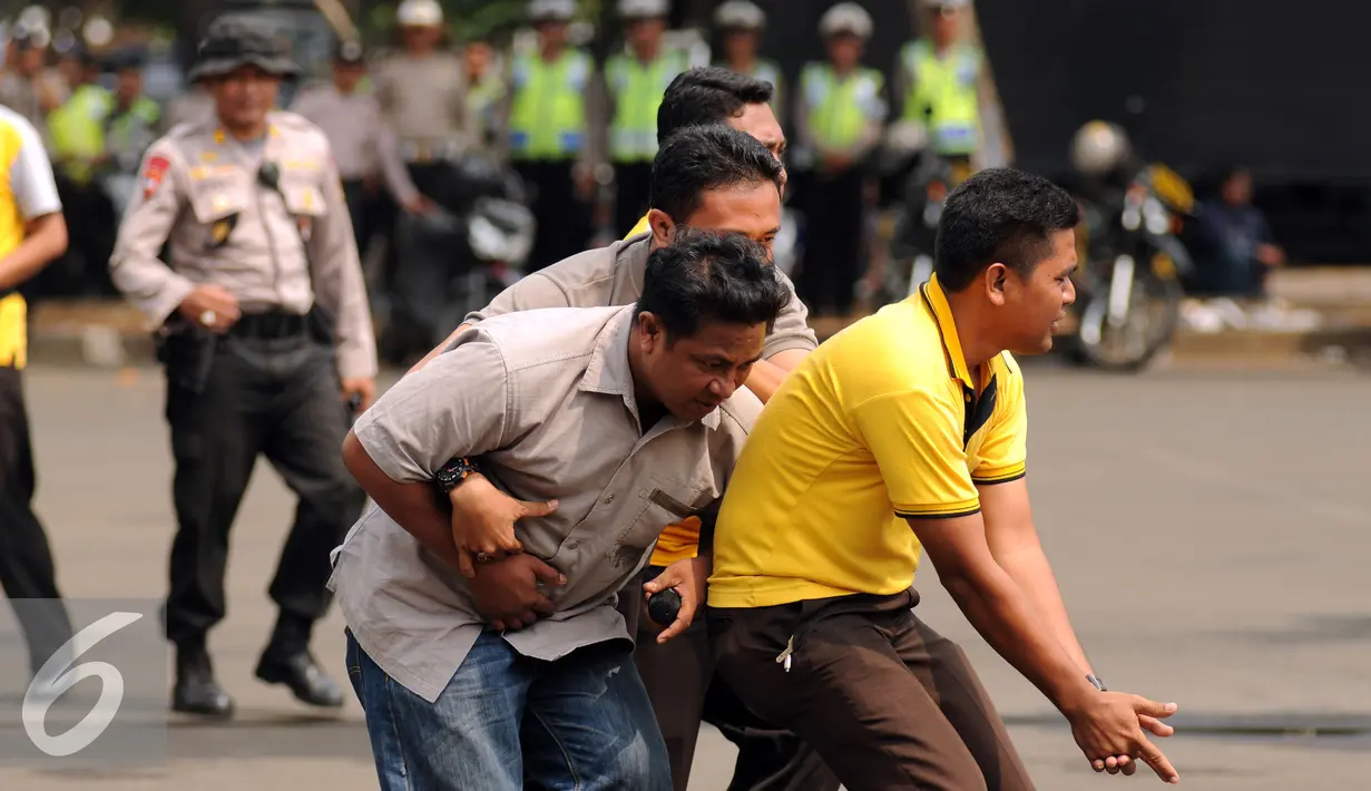 Polda Metro Jaya melakukan simulasi pengamanan pelaksanaan Pilkada Serentak 2015 di Parkir Timur Senayan, Jakarta, Kamis (6/8/2015). Tampak, anggota kepolisian melakukan simulasi pengamanan calon Kepala Daerah. (Liputan6.com/Helmi Fithriansyah)