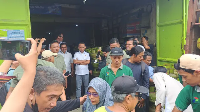 Menteri ESDM Bahlil Lahadalia menyambangi agen gas 3 Kg di Jalan Palem Raya, Kecamatan Cibodas, Kota Tangerang, Selasa (4/2/2025).