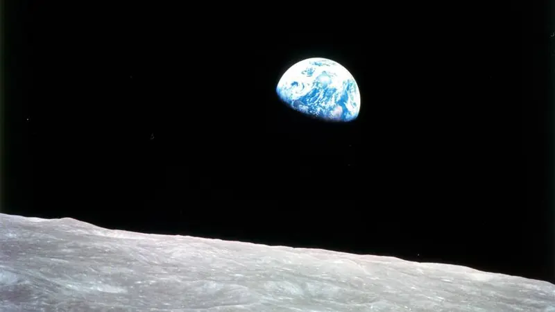 Foto "Earthrise" atau Bumi terbit dari Apollo 8