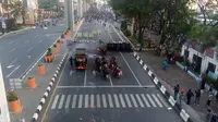 Kericuhan yang terjadi antara aparat kepolisian dan massa demonstrasi 11 April di Makassar mereda saat waktu berbuka puasa tiba, Senin (11/4/2022) sekitar pukul 18.00 Wita.