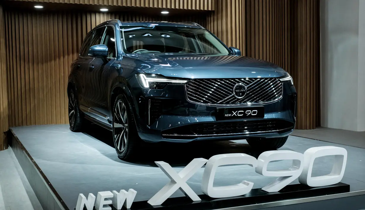 Gaikindo dan industri otomotif Indonesia terus berupaya mencapai zero emission dengan menghadirkan model-model kendaraan baru yang ramah lingkungan. Tampak dalam foto, Volvo XC90 yang dipamerkan dalam ajang Gaikindo Indonesia International Auto Show (GIIAS) ke-32 di Indonesia Convention Exhibition (ICE), Tangerang, Banten, 23 Juli 2025. (Yasuyoshi CHIBA/AFP)