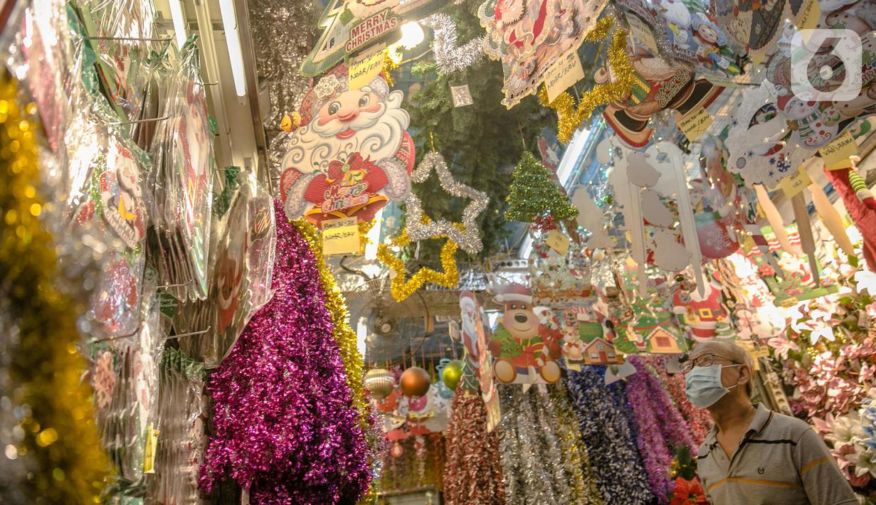 Sejumlah calon pembeli memilih pernak-pernik Natal di Pasar Asemka, Jakarta, Kamis (10/12/2020). Menurut seorang penjual, omset penjualan pernak-pernik bertema Natal turun drastis sekitar 50% dari biasanya karena pandemi Covid-19. (Liputan6.com/Faizal Fanani)