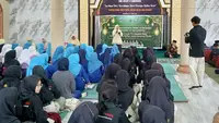 Ketua Pimpinan Daerah Nasyiatul Aisyiyah Kota Samarinda, Taqdiraa, di SMK Negeri 14 Samarinda dalam rangka kampanye cegah nikah dini, Kamis (20/3/2025).