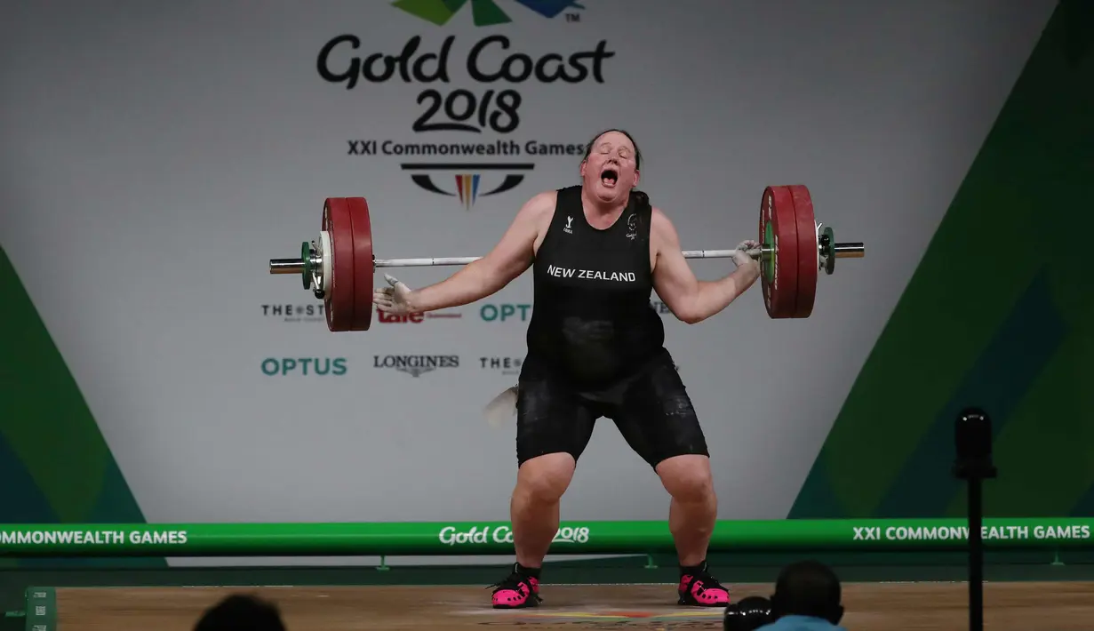 Laurel Hubbard saat gagal mengangkat besi dalam perebutan final angkat besi wanita + 90kg pada Commonwealth Games 2018 di Gold Coast, Australia, (9/4). Hubbard merupakan atlet angkat besi transgender asal Selandia Baru. (AP Photo/Manish Swarup)