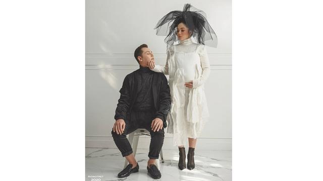 6 Gaya Maternity Shoot Ussy Sulistiawaty Bertema Fashionable, Tampil Modis