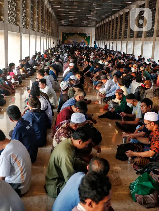 Pihak pengelola masjid juga menyediakan takjil bagi warga yang berbuka di Istiqlal. (Liputan6 com/Angga Yuniar)