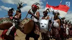 Warga menggebuk drum dalam upacara penyambutan peresmian bantuan bedah rumah di Desa Oebelo, Kupang, NTT, Selasa (14/8). Upacara penyambutan tersebut diwarnai dengan tarian-tarian menggunakan alat musik baba khas daerah itu. (Liputan6.com/Johan Tallo)