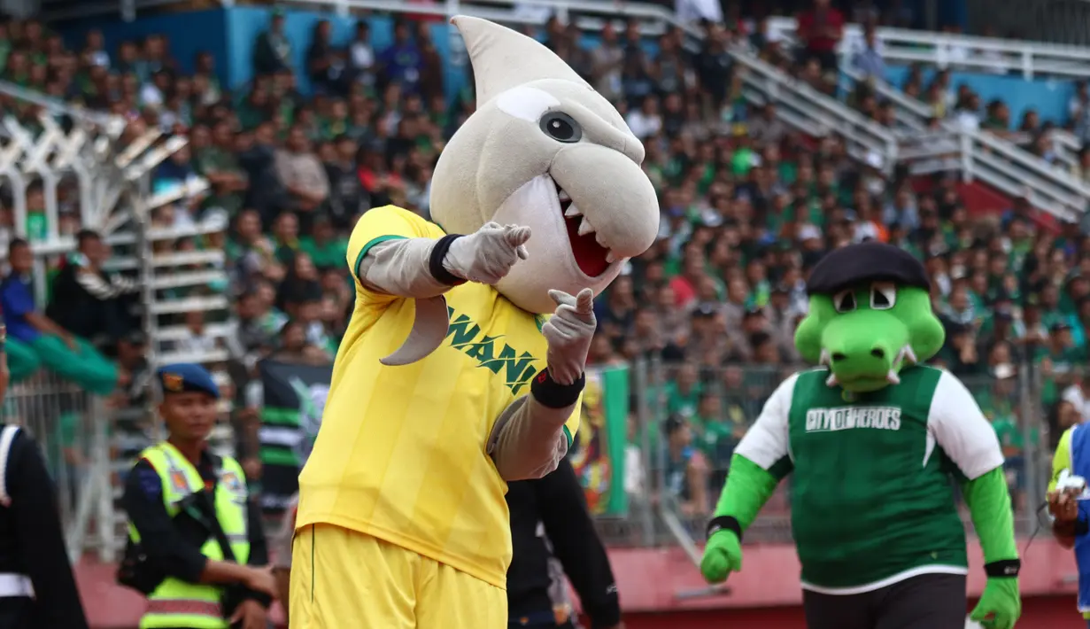 Maskot Persebaya Surabaya, Zoro, merayakan gelar juara Piala Gubernur Jatim setelah menang 4-1 atas Persija Jakarta pada laga final di Stadion Gelora Delta, Sidoarjo, Kamis (20/2). (Bola.com/Aditya Wany)