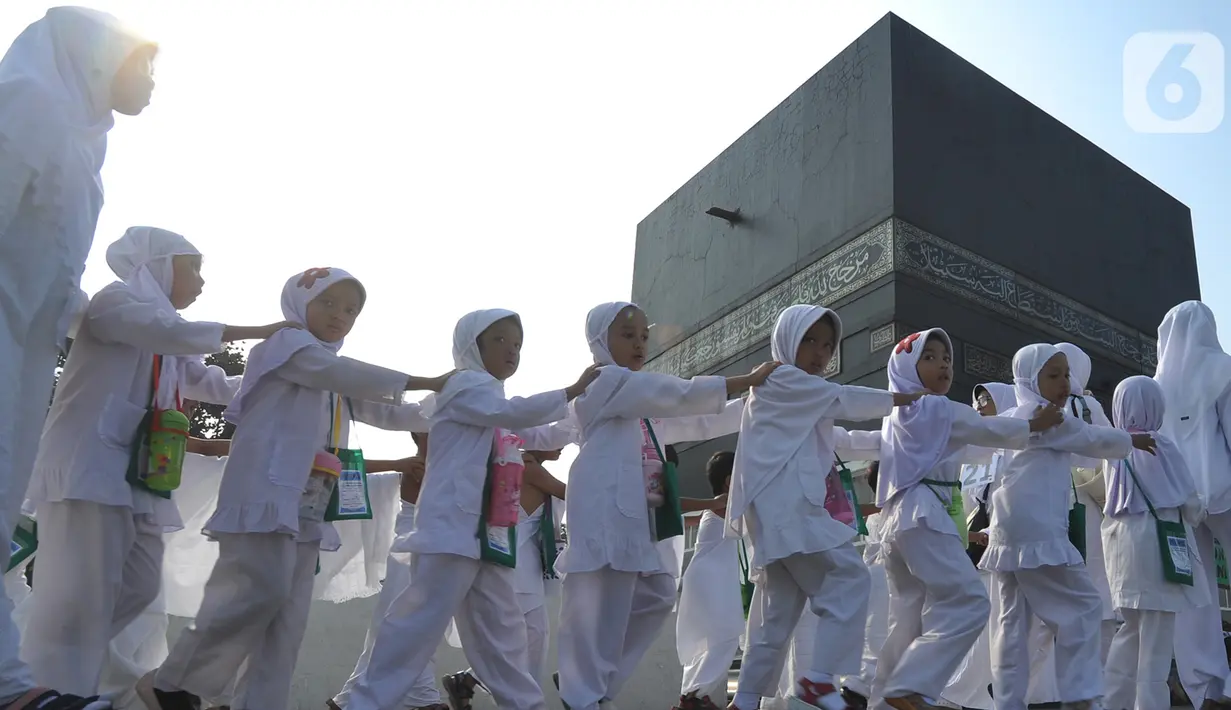 Murid-murid TK mengikuti kegiatan manasik haji se-Kota Depok di Asrama Haji Pondok Gede, Jakarta, Selasa (5/11/2019). Kegiatan yang diikuti sekitar 5000 murid TK ini dalam rangka mengenalkan ibadah lima rukun Islam, khususnya ibadah haji. (merdeka.com/Arie Basuki)