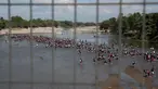 Migran Amerika Tengah menyeberangi Sungai Suchiate dengan berjalan kaki dari Guatemala ke Meksiko, Tecun Uman, Guatemala, Senin (20/1/2020). Lebih dari seribu migran Amerika Tengah yang terdampar di Guatemala berjalan massal untuk menuju Amerika Serikat. (AP Photo/Moises Castillo)
