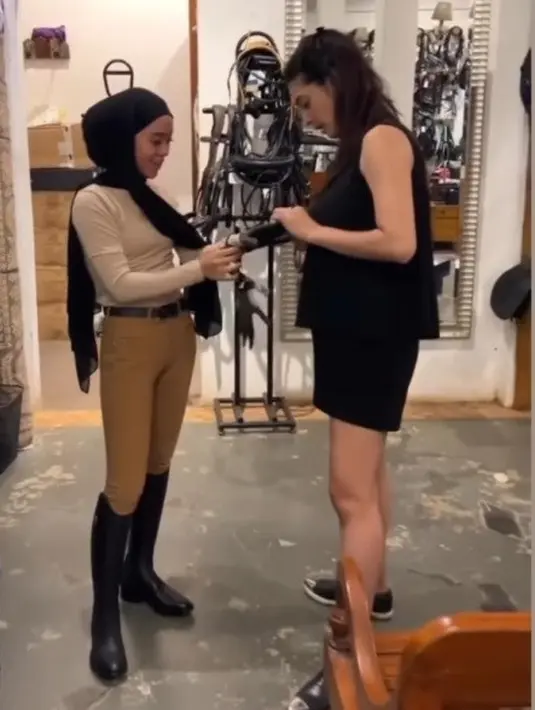 Kendati demikian, ibu Baby Leslar itu tak memperdulikan komentar netizen. Lewat fotonya yang beredar, Lesti Kejora juga didampingi dengan Margin Wieheerm dan Nabila Syakieb. Terpisah, ada juga Tissa Biani hingga Shireen sungkar yang juga punya hobi berkuda. (Liputan6.com/IG/@marginw)