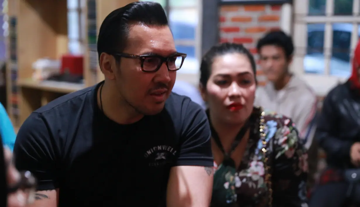 David sendiri mengaku masih menyimpan kenangan dari Yon. Meski tak begitu mengenal dekat, ia hingga kini menyimpan kaca mata yang ditanda tangani oleh Yon. (Adrian Putra/Bintang.com)