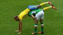 Pemain Irlandia, Shane Long (kanan), duel dengan pemain Swedia, Andreas Granqvist, dalam laga Grup E Piala Eropa 2016 di Stade de France, Saint-Denis, (13/6/2016). (AFP/Paul Ellis)