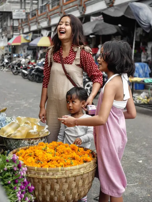Lihat betapa cerianya penyanyi kelahiran 29 April 1979 ini saat berada di pasar Sukawati. "DISCLAIMER: Saya NGGA HAMIL yah. Cuma lupa nahan perut ajah," tulis Widi sebagai keterangan foto. (Foto: instagram.com/widimulia)