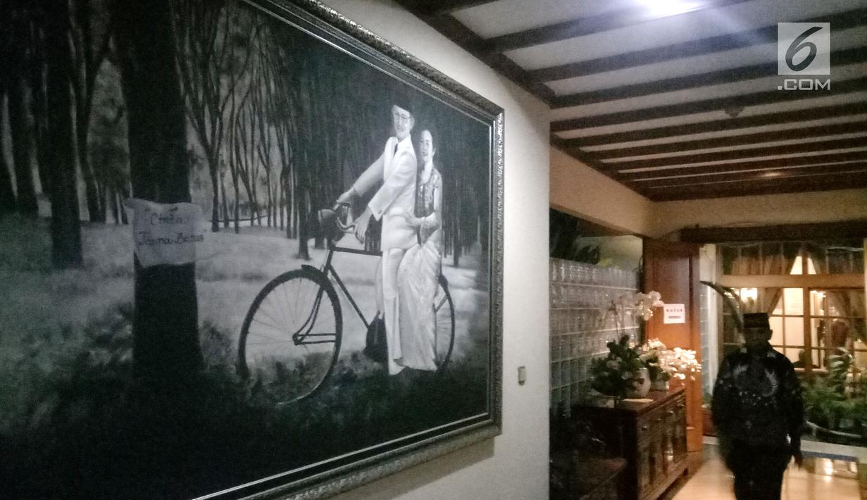 FOTO: Mengintip Koleksi Lukisan dan Foto BJ Habibie di Rumah Duka - News Liputan6.com