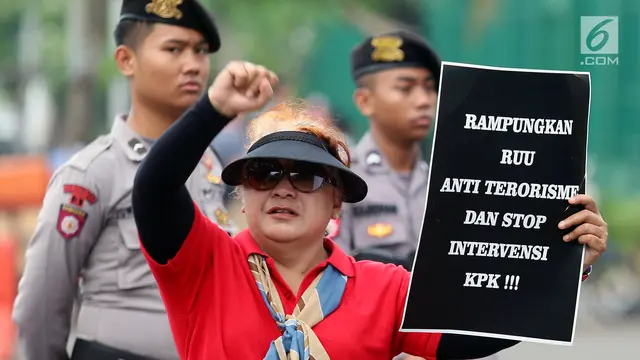 Aksi Massa Tuntut Bubarkan DPR