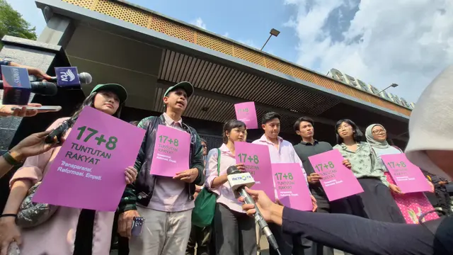 Kolektif 17+8 Indonesia Berbenah, jejaring organisasi masyarakat sipil, influencer, komunitas, media baru, hingga individu, menggelar aksi simbolis penyerahan tuntutan 17+8 di Gerbang Pancasila, Gedung DPR. (Liputan6/Fatimah Azzahra)