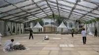 Sejumlah pekerja menyelesaikan pemasangan tenda di lingkungan komplek Istana Kepresidenan, Jakarta, Senin (10/8/2015). Istana Kepresidenan mulai dipercantik untuk menyambut perayaan HUT Kemerdekaan RI ke-70. (Liputan6.com/Faizal Fanani)