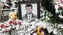 Karangan bunga menutupi potret pilot asal Rusia, Oleg Peshkov di Lipetsk, Rusia, Rabu (2/12). Pilot yang tewas saat pesawat tempur Su-24 yang dikemudikannya ditembak jatuh Turki itu dianugerahi Pahlawan Rusia penghargaan anumerta. (REUTERS/Maxim Zmeyev)