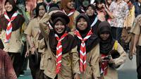Sejumlah siswa seusai mengikuti upacara memperingati Hari Pendidikan Nasional di Kemendikbud, Jakarta, Sabtu (2/5/2015). Peringatan tersebut mengangkat tema 'Gerakan Pencerdasan dan Penumbuhan Generasi Berkarakter Pancasila'. (Liputan6.com/Johan Tallo)