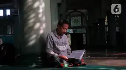 Umat Islam bertadarus Al-Quran di Masjid Raya Al-Azhom, Kota Tangerang, Senin (18/42022). Umat Islam memanfaatkan waktu untuk memperbanyak ibadah dengan membaca dan mengkhatamkan Al-Quran untuk meningkatkan amal ibadah pada bulan Ramadhan. (Liputan6.com/Angga Yuniar)