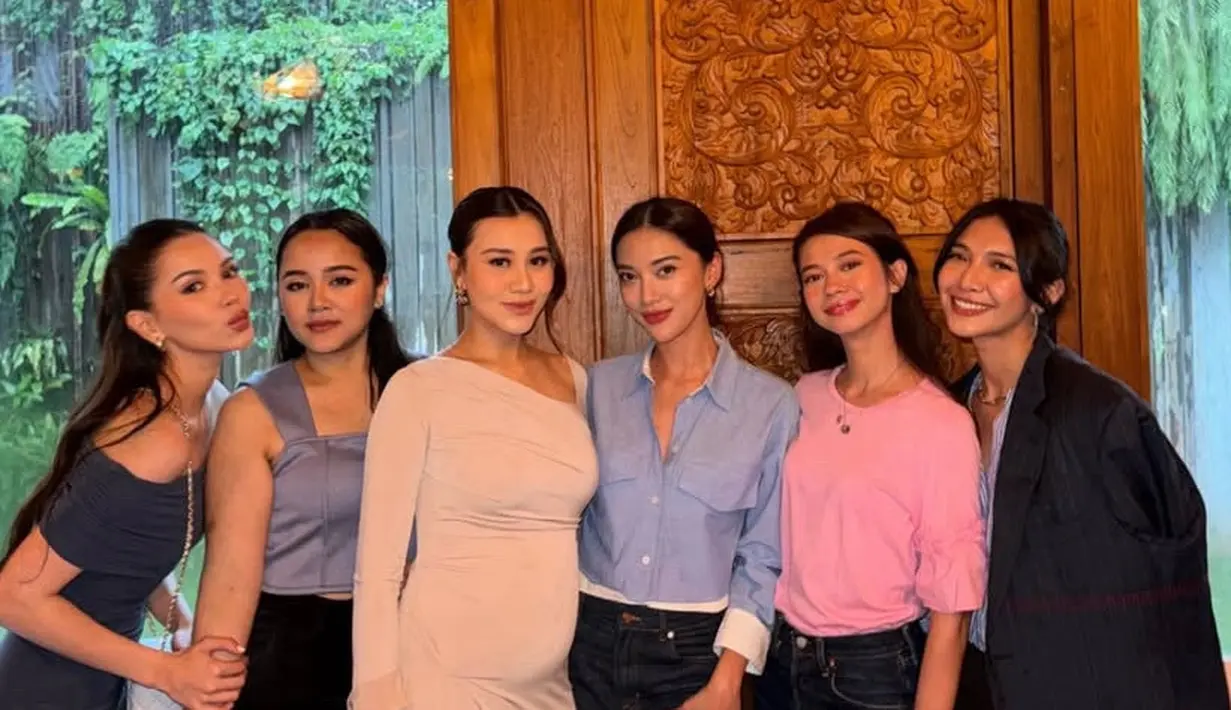 Sheila Dara juga memilih jadi tim biru dengan inner kemeja baby blue dipadukan oversize blazer hitam, serta celana panjangnya. [@dindranashriyah]