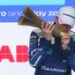 Pembalap&nbsp;Maserati MSG Racing,&nbsp;Maximilian Gunther mencium trofi setelah memenangkan balapan Jakarta E-Prix 2023 Round-11 yang berlangsung di Jakarta International E-Prix Circuit (JIEC), Ancol, Jakarta, Minggu (04/06/2023). (Bola.com/Bagaskara Lazuardi)